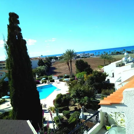 Sea View Apartment, Close To Amenities * 파포스